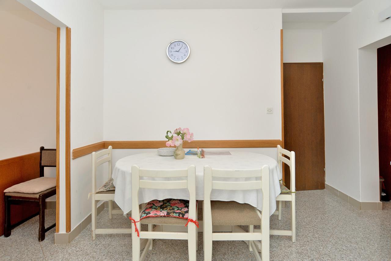 Apartment 828