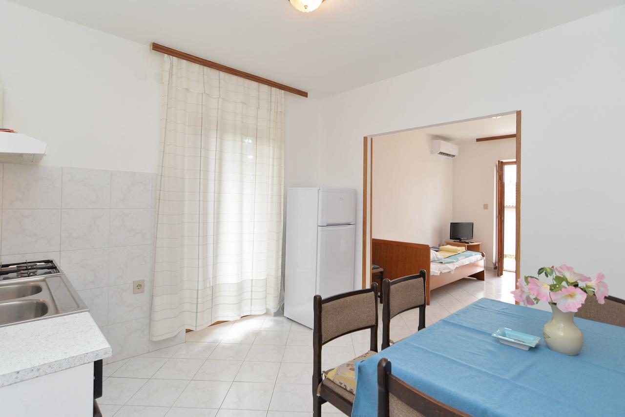 Apartment 828